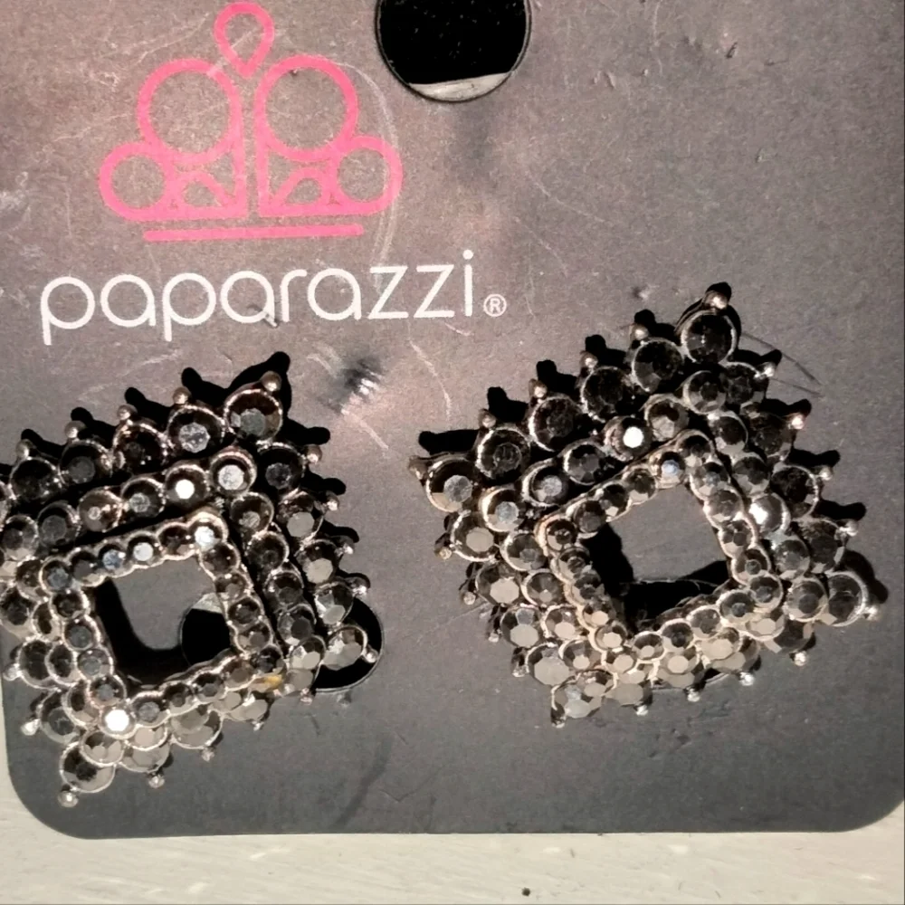 🚨3-D clip on earrings